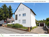 Vorderseite KI-Fassade weiß - Mehrfamilienhaus in ruhiger Lage – sanierungsbed. – Neubau Erweiterung nach § 34 (BauGB) möglich