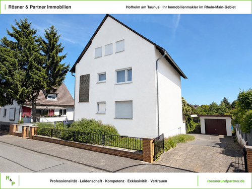 Vorderseite KI-Fassade weiß - Mehrfamilienhaus in ruhiger Lage – sanierungsbed. – Neubau Erweiterung nach § 34 (BauGB) möglich