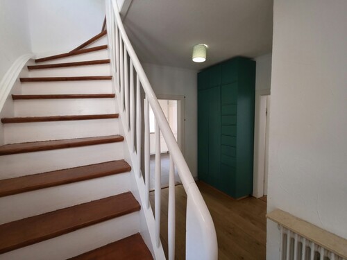 Diele mit Treppenaufgang - 5 Zimmer Einfamilienhaus zum Kaufen in Hanau