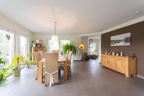 BHB Essen mit droßzg. Fensterfront zut Terrasse.jp - 