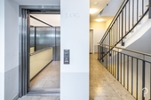 Treppenhaus mit Aufzug - 