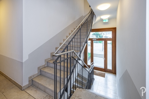 Treppenhaus mit Aufzug - 