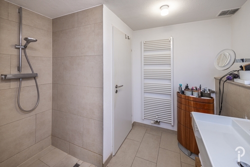 Bad mit Badewanne und Dusche - 
