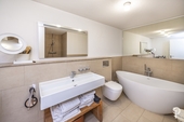 Bad mit Badewanne und Dusche - 
