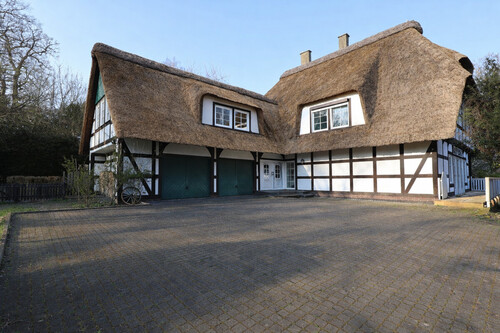 Dach mit Reet - 10 Zimmer Villa in Hüllhorst