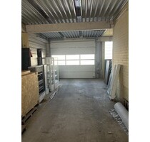 Lagerhalle mit überdachter Ladezone und großem Außenbereich. - Lübbecke