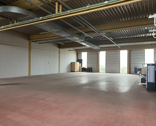 Lagerhalle mit überdachter Ladezone und großem Außenbereich. - Lübbecke