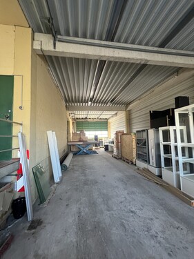 IMG_7653 - Lagerhalle mit überdachter Ladezone und großem Außenbereich.