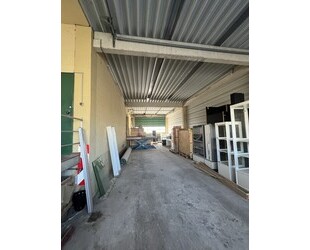 Lagerhalle mit überdachter Ladezone und großem Außenbereich. - Lübbecke