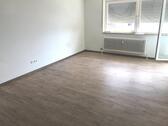 Wohnbereich Blick zum Balkon - 2 Zimmer Etagenwohnung zum Kaufen in Heimerdingen