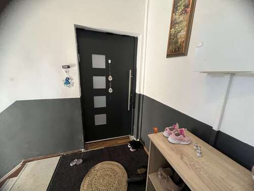 1.OG li Wohnungseingangstür - 18 Zimmer Wohn- & Geschäftshaus in Bitterfeld-Wolfen