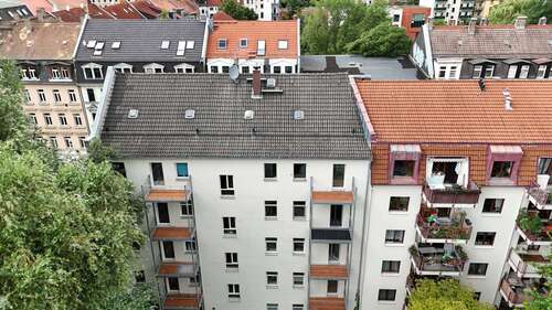 Hinteransicht Haus - Grüner Ausblick inklusive – Charmante 2-Zhg. mit Balkon mit Denkmalschutz im Leipziger Osten!