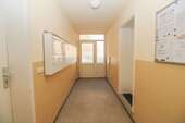 Eingangsbereich Treppenhaus - Erdgeschoßwohnung mit 161,00 m² in Erfurt zum Kaufen