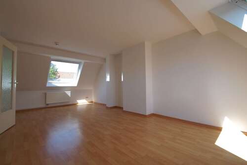 B15 - Wohnzimmer - 2 Zimmer Etagenwohnung zur Miete in Mücheln (Geiseltal)