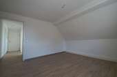 B17 - Wohnzimmer - 2 Zimmer Etagenwohnung zur Miete in Mücheln (Geiseltal)