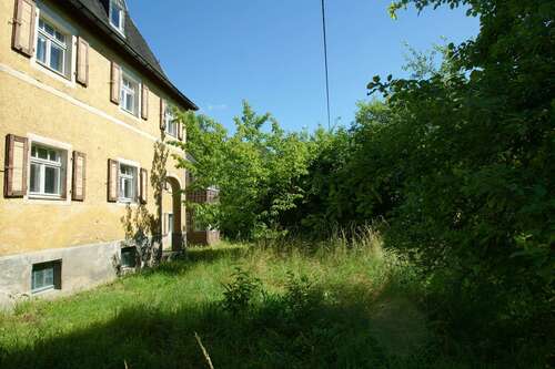 Hausansicht mit Blick in den Garten - 6 Zimmer Einfamilienhaus zum Kaufen in Chemnitz