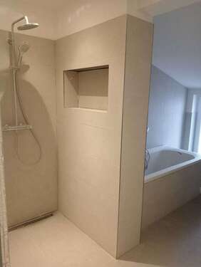 Badezimmer mit Wanne & Dusche - 