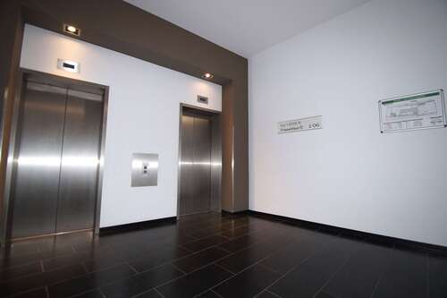 Fahrstuhl im Treppenhaus - 
