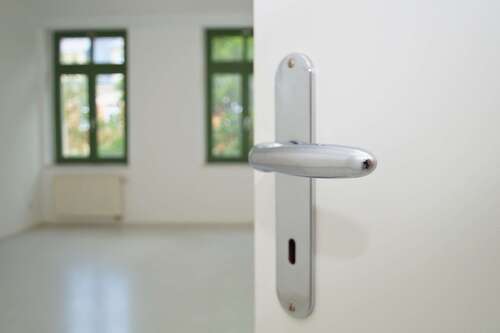 Zimmer Detail - Neuer Fußboden möglich: einzigartige 3-Zimmerwohnung mit Dusche + Badewanne!