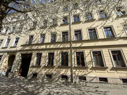 Zöllner 26 - mit 360° Rundgang! Sanierte 2 Zimmer mit Balkon + großer Küche am Brühl!