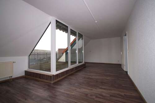 Wohnzimmer - 2 Zimmer Dachgeschoßwohnung zur Miete in Aschersleben