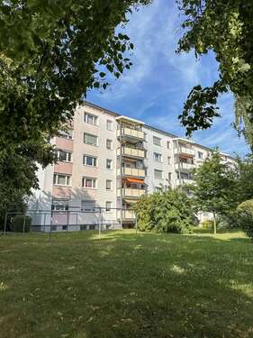 Hausansicht - 3 Zimmer Etagenwohnung zum Kaufen in Neukieritzsch
