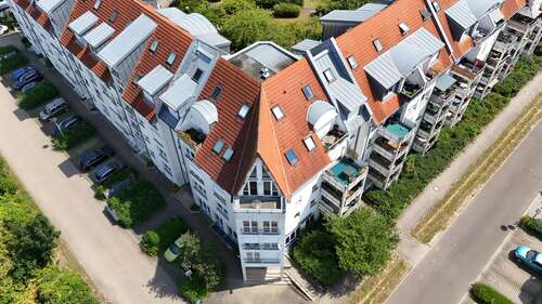 Frontale Hausansicht - Wohnen auf zwei Ebenen – Maisonette mit Charme, Balkon & Tiefgaragenplatz