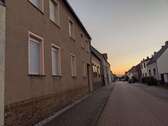 Haus zur Straßenseite - Charmantes Einfamilienhaus mit großem Grundstück in Seenähe mit Potential