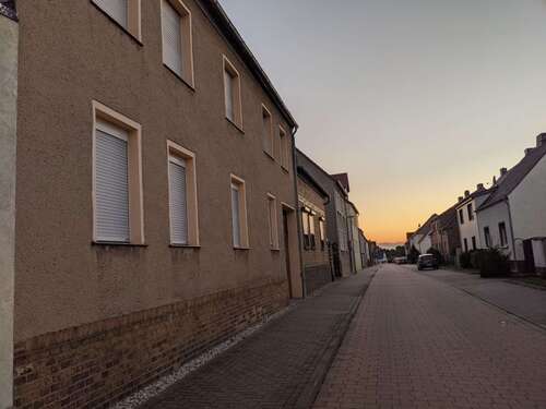 Haus zur Straßenseite - Charmantes Einfamilienhaus mit großem Grundstück in Seenähe mit Potential