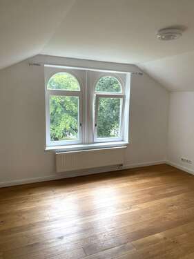 WE04 Zimmer - 2-Zimmer-Dachgeschosswohnung in stilvoller Stadtvilla in Hamburg-Rahlstedt