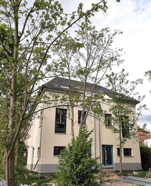 Hausansicht - Exklusiv Doppelhaushälfte über 3 Etagen mit Terrasse und Garten