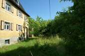 Hausansicht mit Blick in den Garten - 