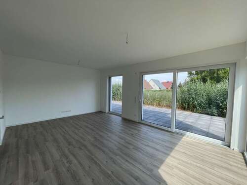 Wohnzimmer EG - 4 Zimmer Doppelhaushälfte zum Kaufen in Burg (bei Magdeburg)