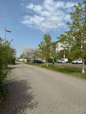 Außenstellplätze - Zwei leerstehende ETW mit 5,5 % Renditepotenzial – Aufzug, Balkon, Stellplätze im MFH von 1996