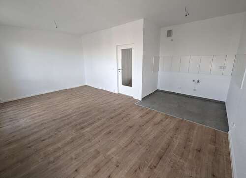 Wohnzimmer mit offener Küche (Referenzfoto) - 2-Zimmer-Wohnung mit Balkon - 375,00 EUR Kaltmiete, ca.  50,00 m² Wohnfläche