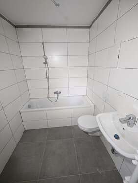 Badezimmer (Referenzfoto) - 2 Zimmer Etagenwohnung in Halle (Saale)