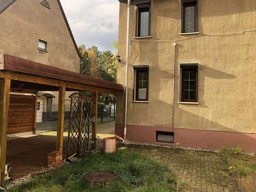 Rückansicht und Carport - 