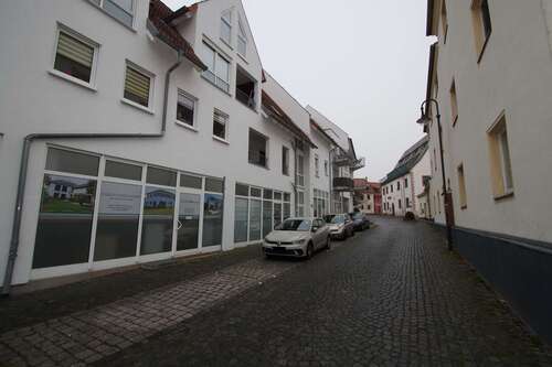 Ladeneingang - Teilbar ab 43m²: Hochwertiger 180m²-Laden mit Einbauküche im Tauchaer Zentrum!