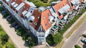 Frontale Hausansicht - Wohnen auf zwei Ebenen – Maisonette mit Charme, Balkon & Tiefgaragenplatz