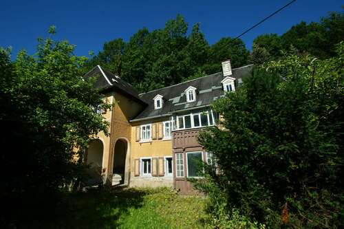 Außenansicht seitlich - +Entwicklungspotenzial - stark sanierungsbedürftiges Einfamilienhaus mit wunderbaren Waldzugang+