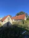 Blick auf Schuppen und Haus - 