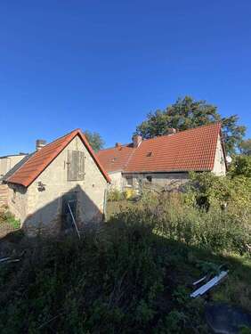 Blick auf Schuppen und Haus - 