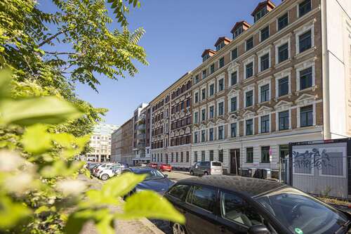 Hausansicht mit Nachbarschaftsbebauung - 