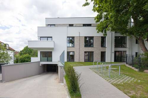 Frontansicht mit Außenanlagen - 4 Zimmer Erdgeschoßwohnung zum Kaufen in Leipzig