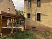 Rückansicht und Carport - 
