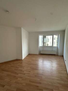 Wohnzimmer - 2 Zimmer Etagenwohnung zur Miete in Bitterfeld-Wolfen