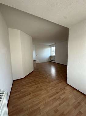 Wohnzimmer Ansicht 3 - Etagenwohnung mit 69,28 m² in Bitterfeld-Wolfen zur Miete