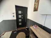 1.OG li Wohnungseingangstür - 18 Zimmer Wohn- & Geschäftshaus in Bitterfeld-Wolfen
