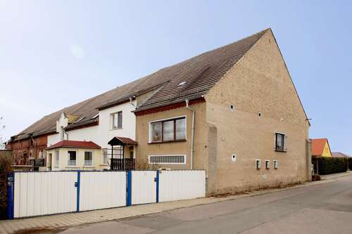 Außenansicht - Reihenendhaus mit Potenzial zum Selbstausbau in Delitzsch