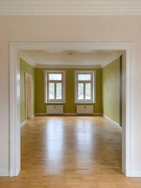 WE03 Wohnzimmer - Ihr exklusives Kaufangebot - Charmante, großzügige 2-Zimmer-Wohnung in stilvoller Stadtvilla